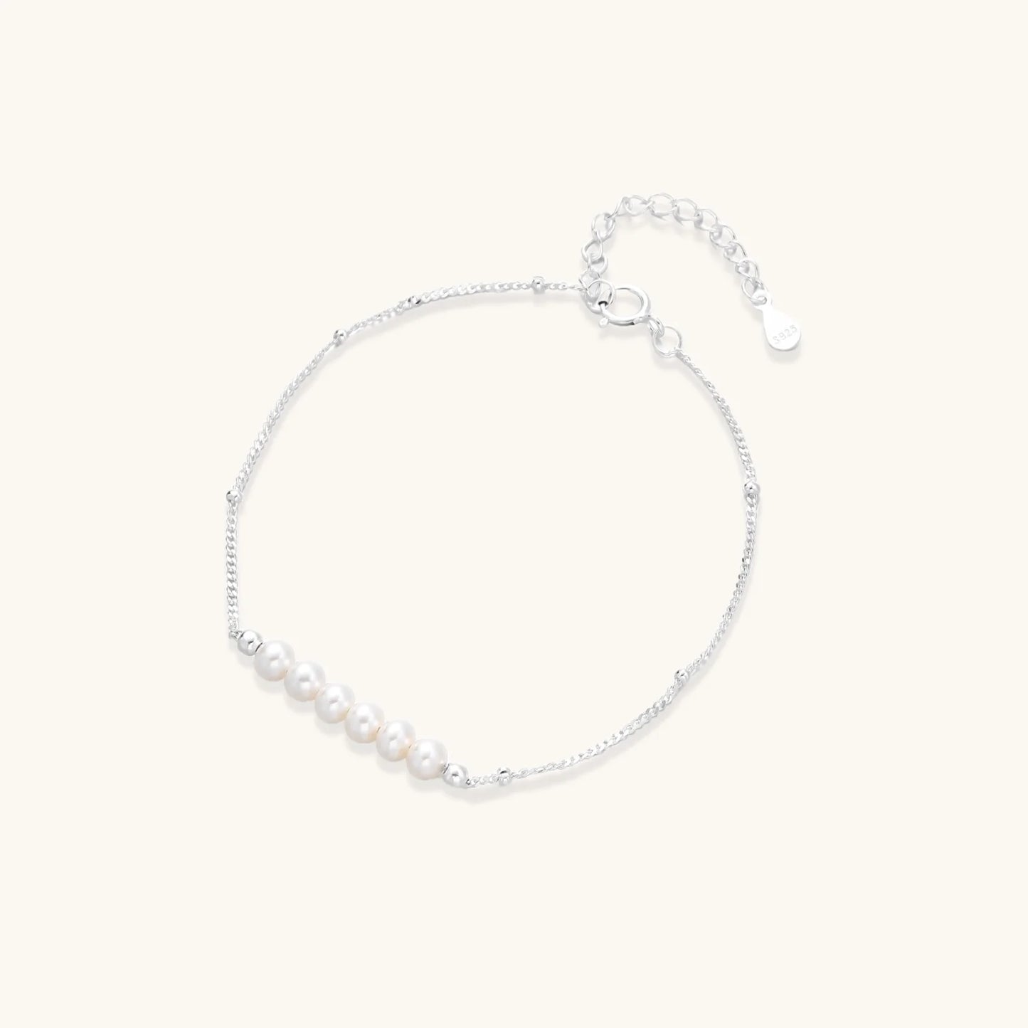 Showcasing the Pearl Whisper Bracelet by Astral Signature, this image highlights the baroque pearls adorning a delicate chain, perfect for everyday wear. An ideal gift for friends or her, this elegant accessory represents the quality and design excellence of Astral Design in this limited edition piece.