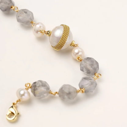 Detailed view of the Baroque Pearl Crystal Bracelet from Astral Signature, featuring a stunning baroque pearl centerpiece surrounded by cloudy quartz beads and freshwater pearls. Crafted from 14K Gold Plated Eco-Brass, this beautiful bracelet is suitable for everyday wear and a perfect gift for her, included in the limited edition Astral Design series.