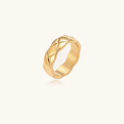 The Twisted Luxe Band by Astral Signature features a stunning twisted design in 18K gold-plated stainless steel, reflecting quality and style. This distinctive ring is suitable for everyday wear and makes a lovely gift for her. Perfect for those who appreciate exquisite craftsmanship, this limited edition piece is a standout from Astral Design.