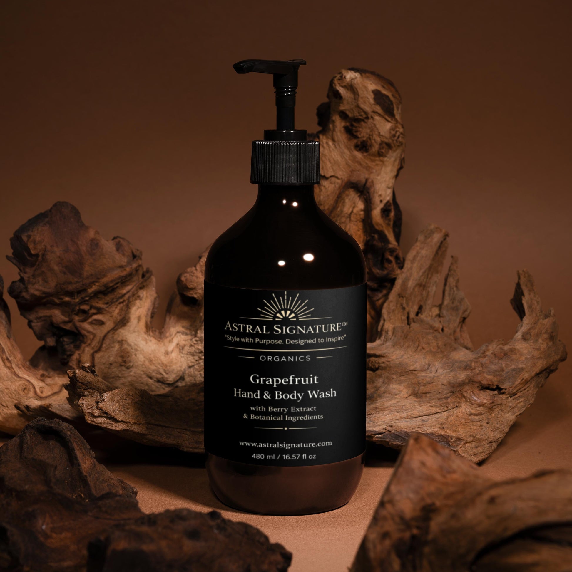 Astral Signature™ Hand & Body Wash Cleanses, Grapefruit in chic amber packaging, ideal for all skin types. With active ingredients like Betaine, this hydrating body wash gently cleanses dehydrated skin. A sophisticated choice for body-care, it combines a refreshing grapefruit aroma with vegan and gentle properties.